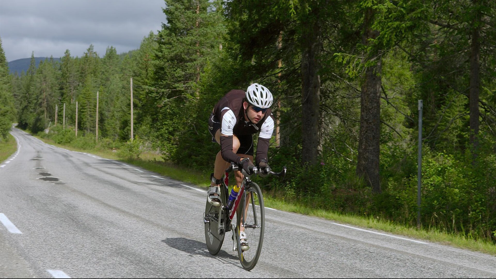 戈贝尔统治攻防两端，马刺全面压制山西队取季前赛大胜